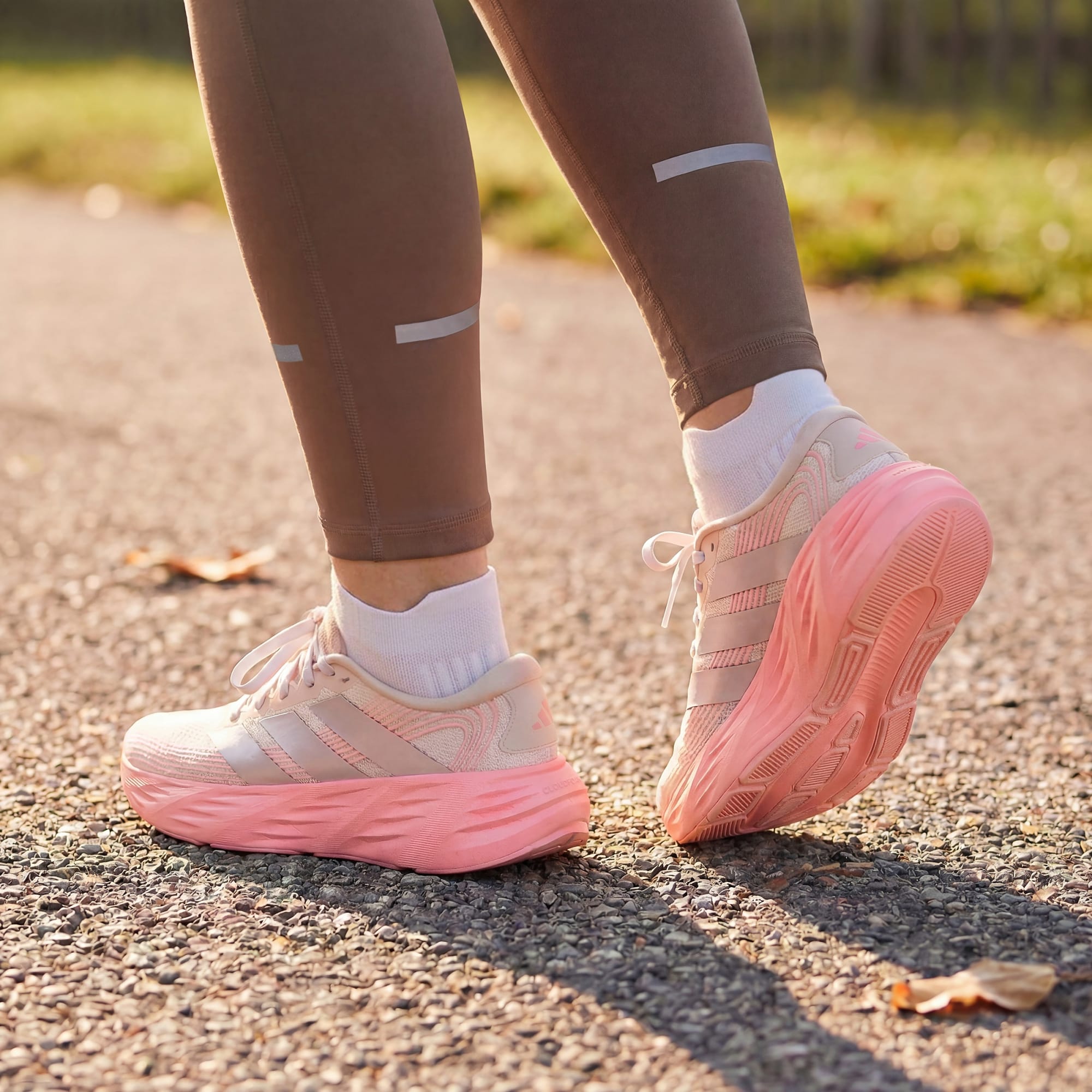 Tenis Adidas Mujer Galaxy 8 Running IH9798 Beige - Image 5